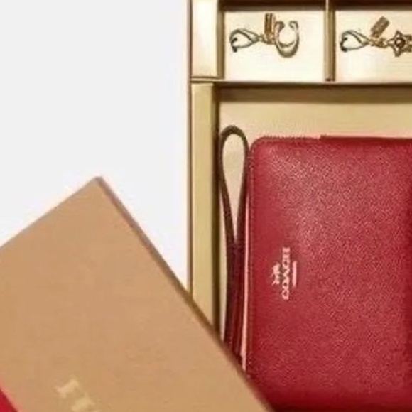 Coach Boxed Wristlet w Charms NWT - Picture 2 of 6